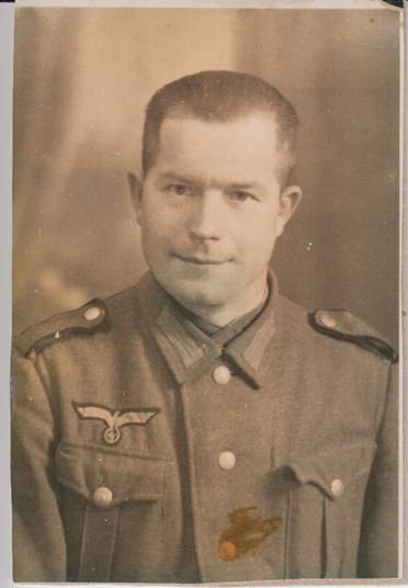 Ein Bild, das Menschliches Gesicht, Person, Kleidung, Militäruniform enthält.